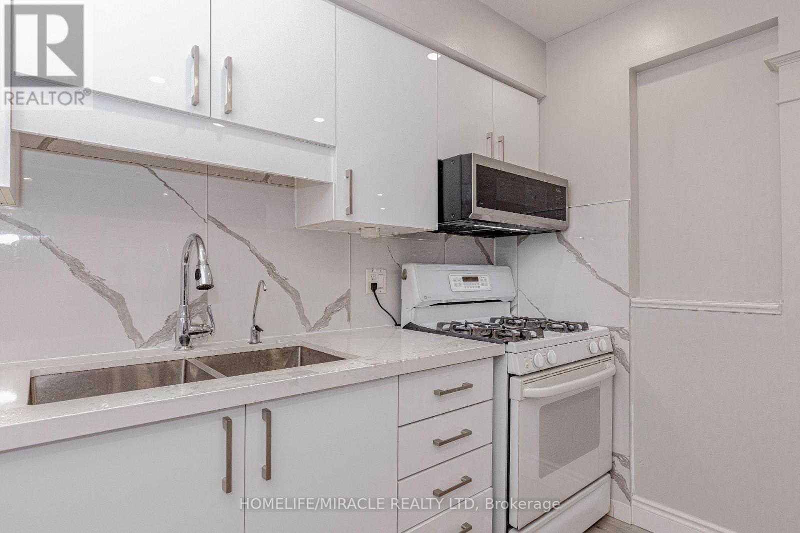 128 Karalee Crescent, Cambridge, ON - Indoor Photo Showing Kitchen With Double Sink
