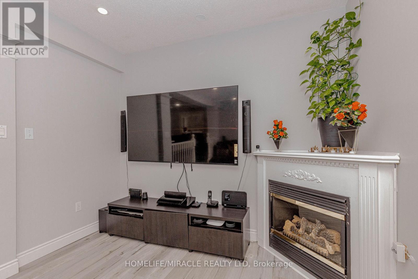 128 Karalee Crescent, Cambridge, ON - Indoor With Fireplace