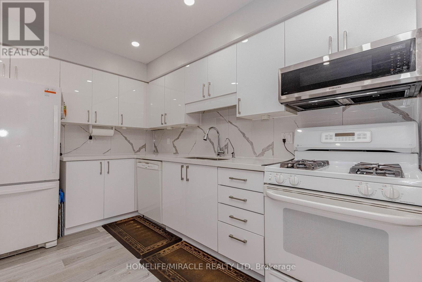 128 Karalee Crescent, Cambridge, ON - Indoor Photo Showing Kitchen