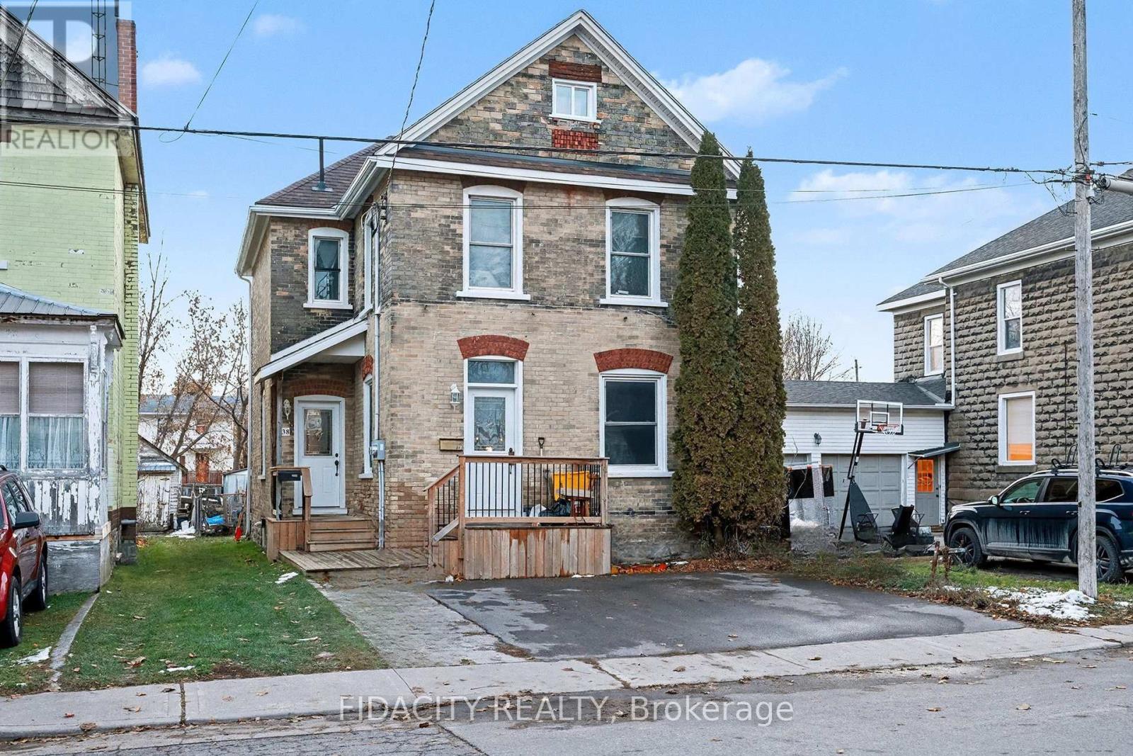 38 Winnifred Street N, Smiths Falls, ON - Outdoor With Facade