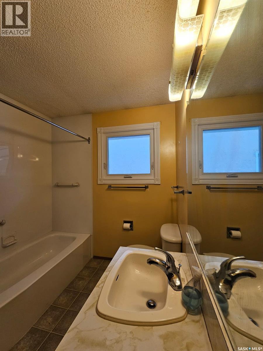 402 Mckercher Drive, Saskatoon, SK - Indoor Photo Showing Bathroom