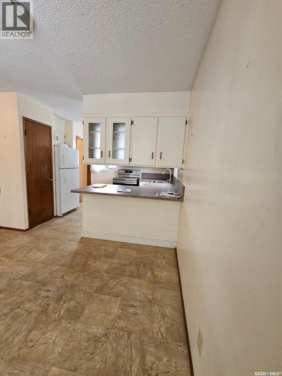 402 Mckercher Drive, Saskatoon, SK - Indoor Photo Showing Kitchen