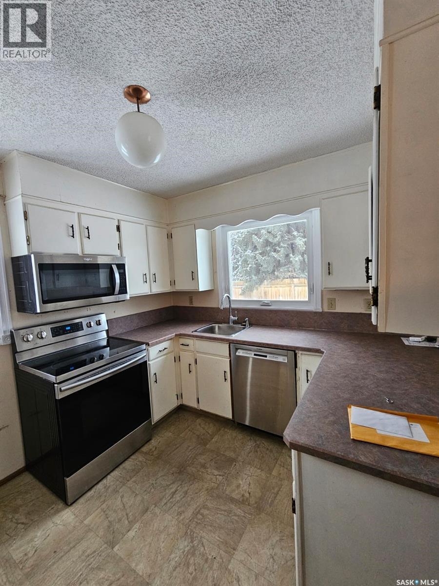402 Mckercher Drive, Saskatoon, SK - Indoor Photo Showing Kitchen