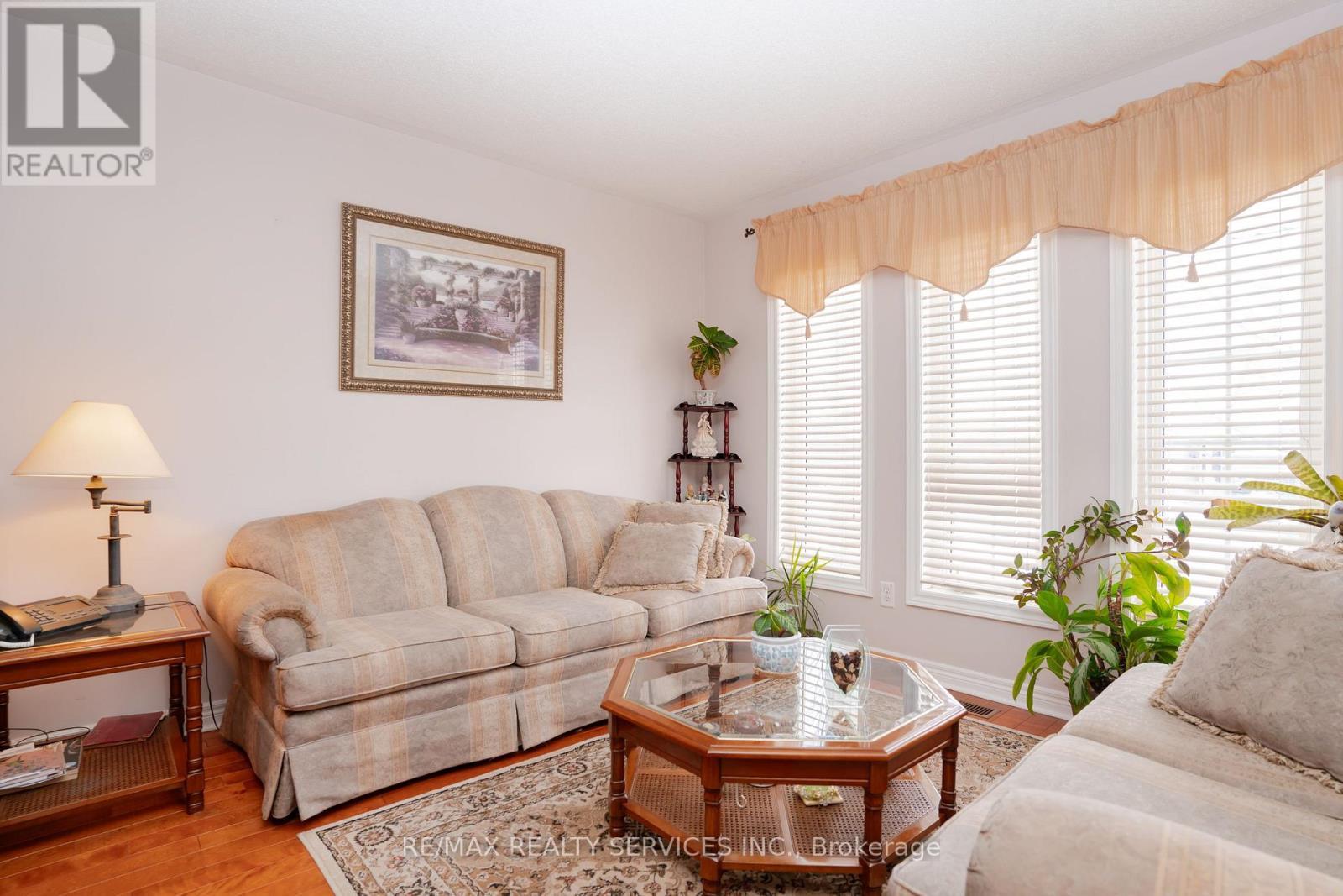 195 Van Scott Drive, Brampton, ON - Indoor Photo Showing Living Room