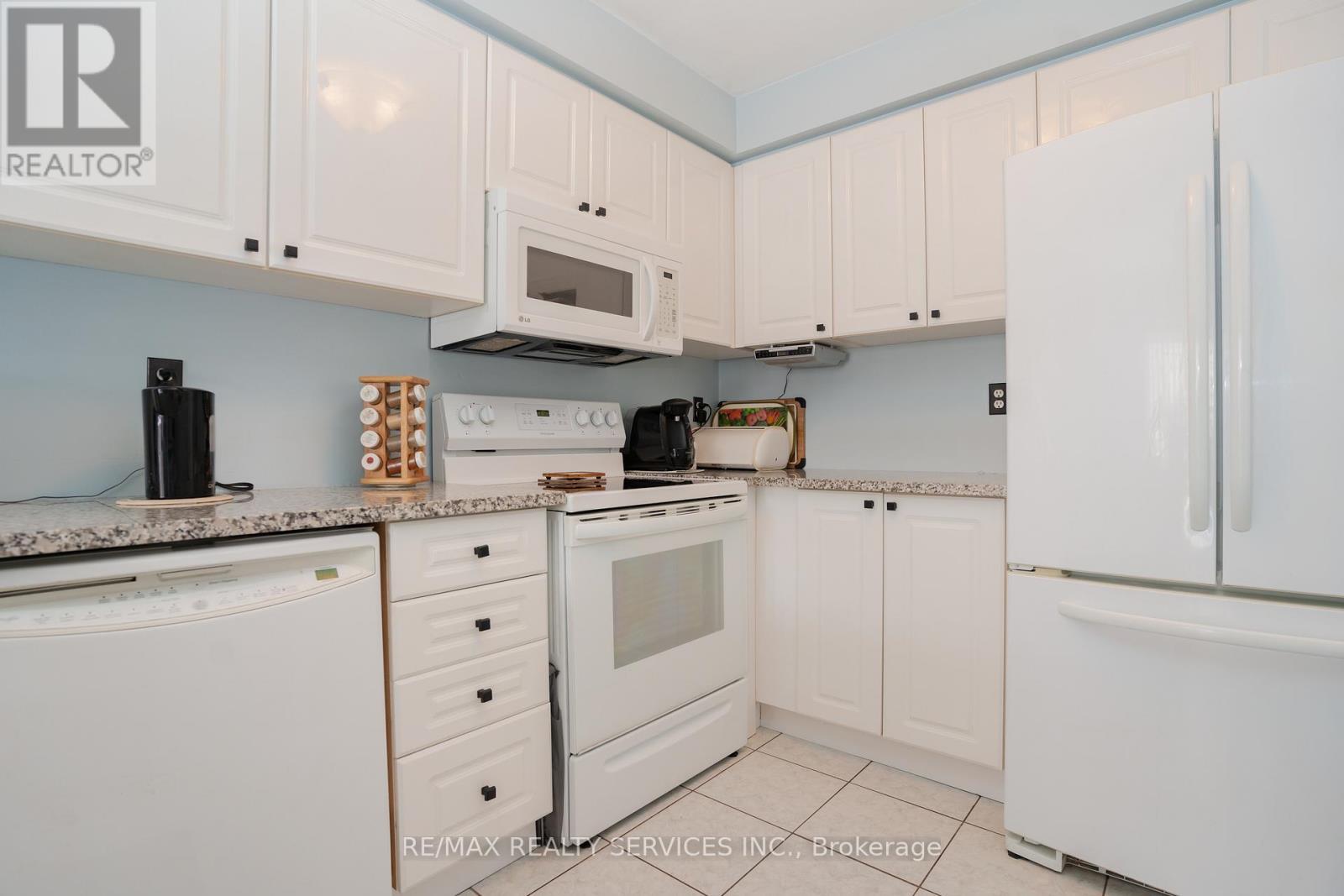 195 Van Scott Drive, Brampton, ON - Indoor Photo Showing Kitchen