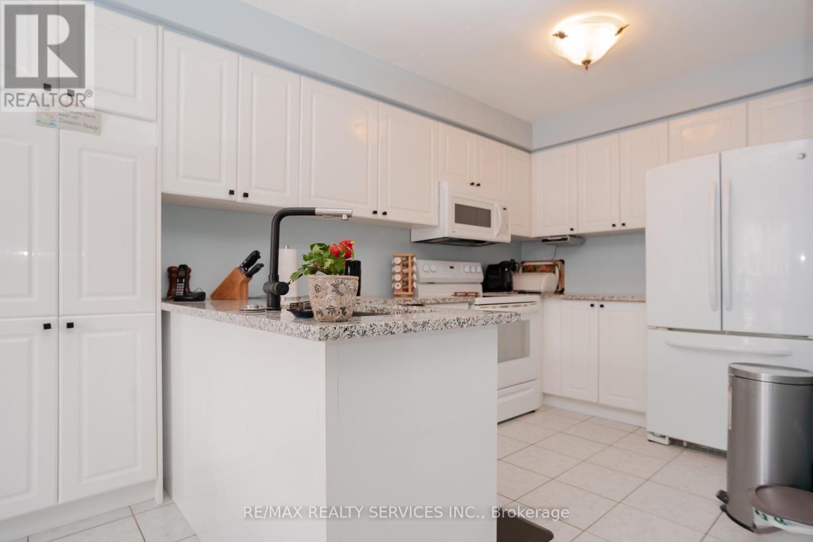 195 Van Scott Drive, Brampton, ON - Indoor Photo Showing Kitchen