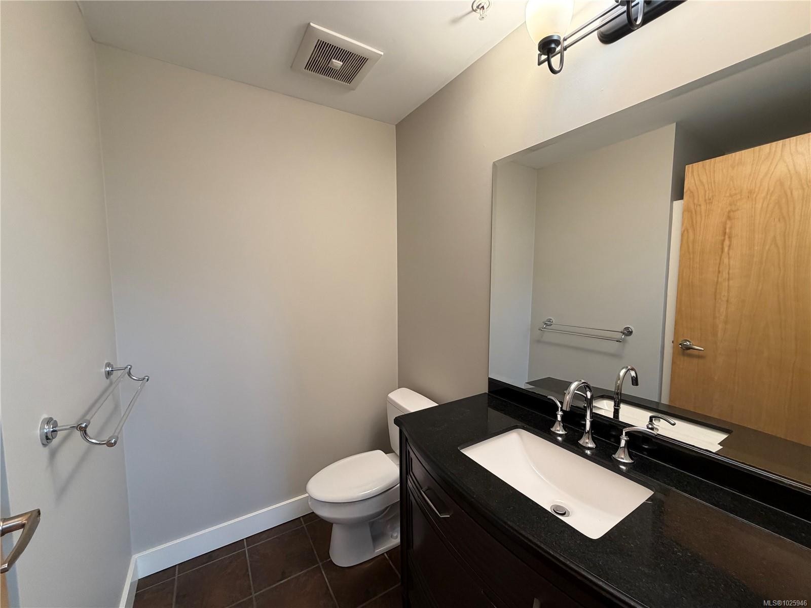 201-1629 Townsite Rd, Nanaimo, BC - Indoor Photo Showing Bathroom