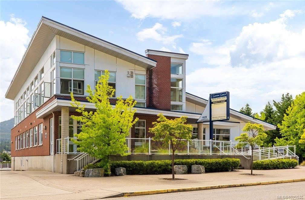 201-1629 Townsite Rd, Nanaimo, BC - Outdoor With Facade