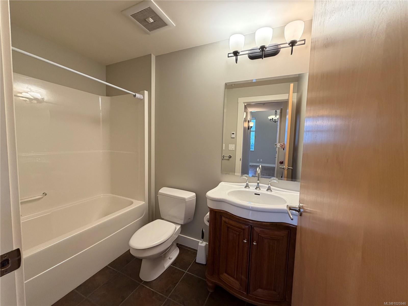 201-1629 Townsite Rd, Nanaimo, BC - Indoor Photo Showing Bathroom