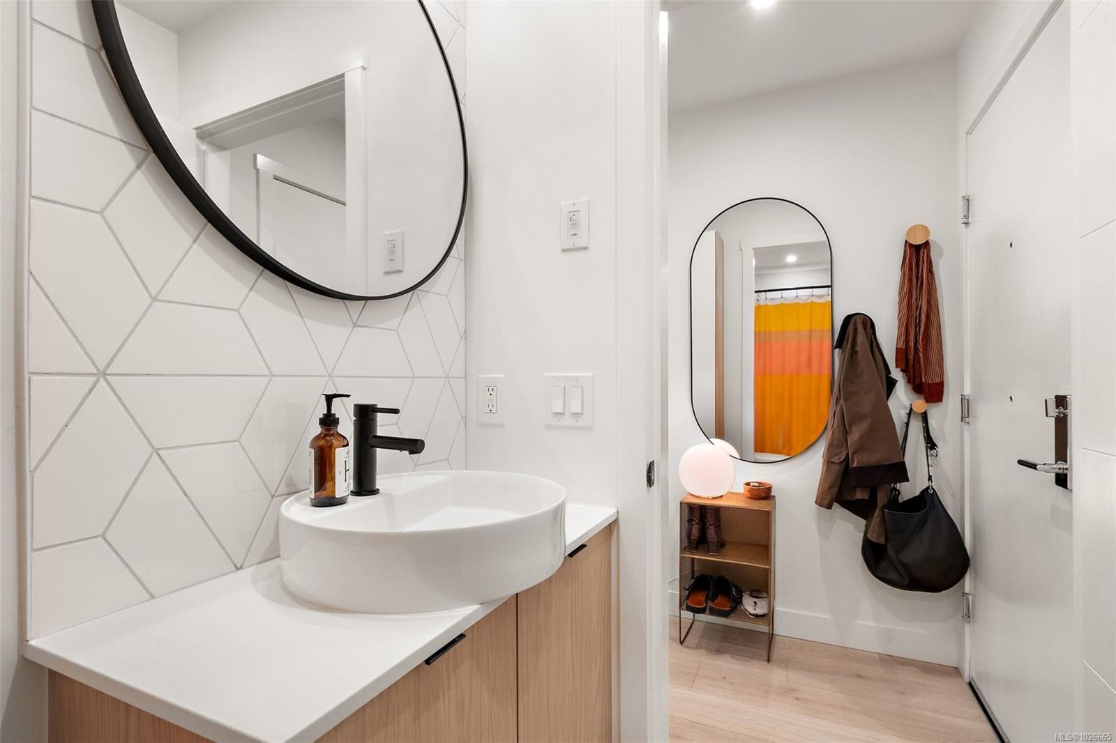 306-1301 Hillside Ave, Victoria, BC - Indoor Photo Showing Bathroom