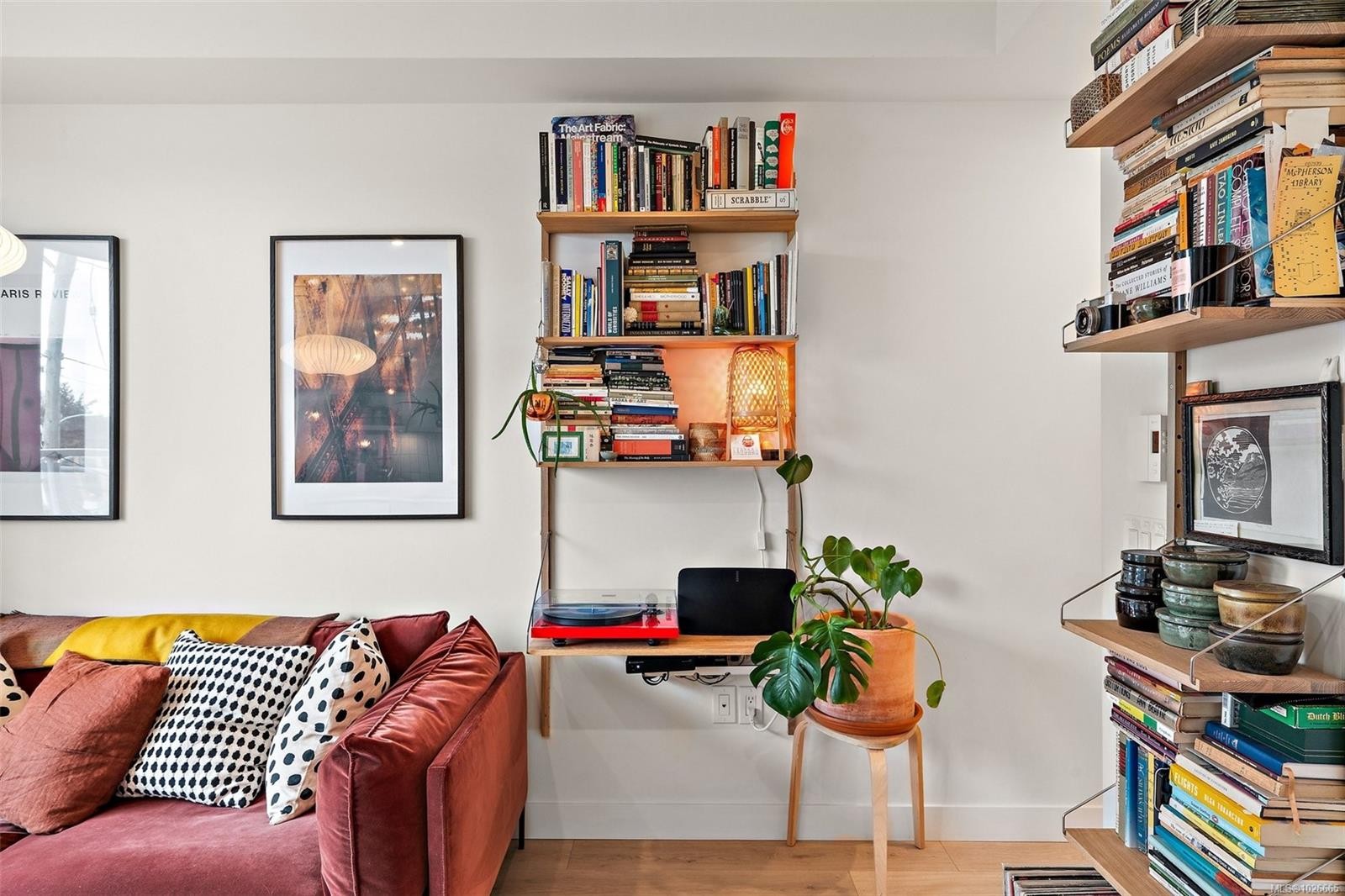 306-1301 Hillside Ave, Victoria, BC - Indoor