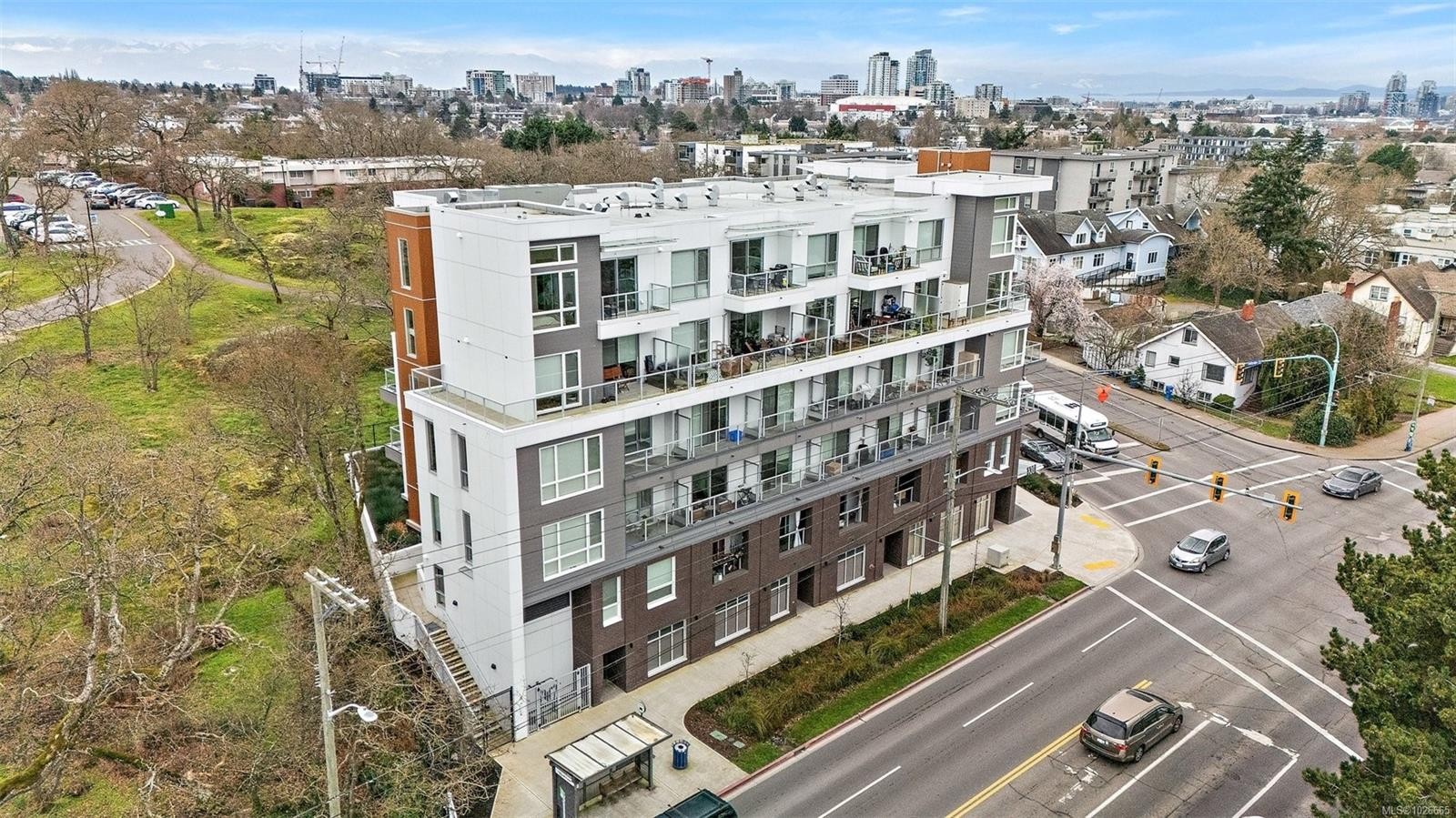 306-1301 Hillside Ave, Victoria, BC - Outdoor With View