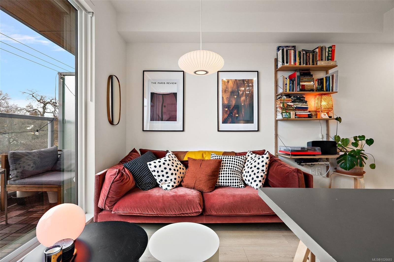 306-1301 Hillside Ave, Victoria, BC - Indoor Photo Showing Living Room