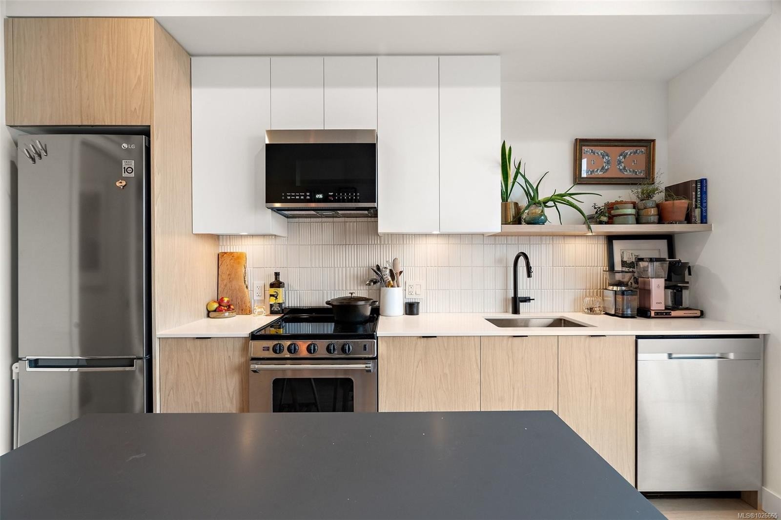 306-1301 Hillside Ave, Victoria, BC - Indoor Photo Showing Kitchen With Upgraded Kitchen