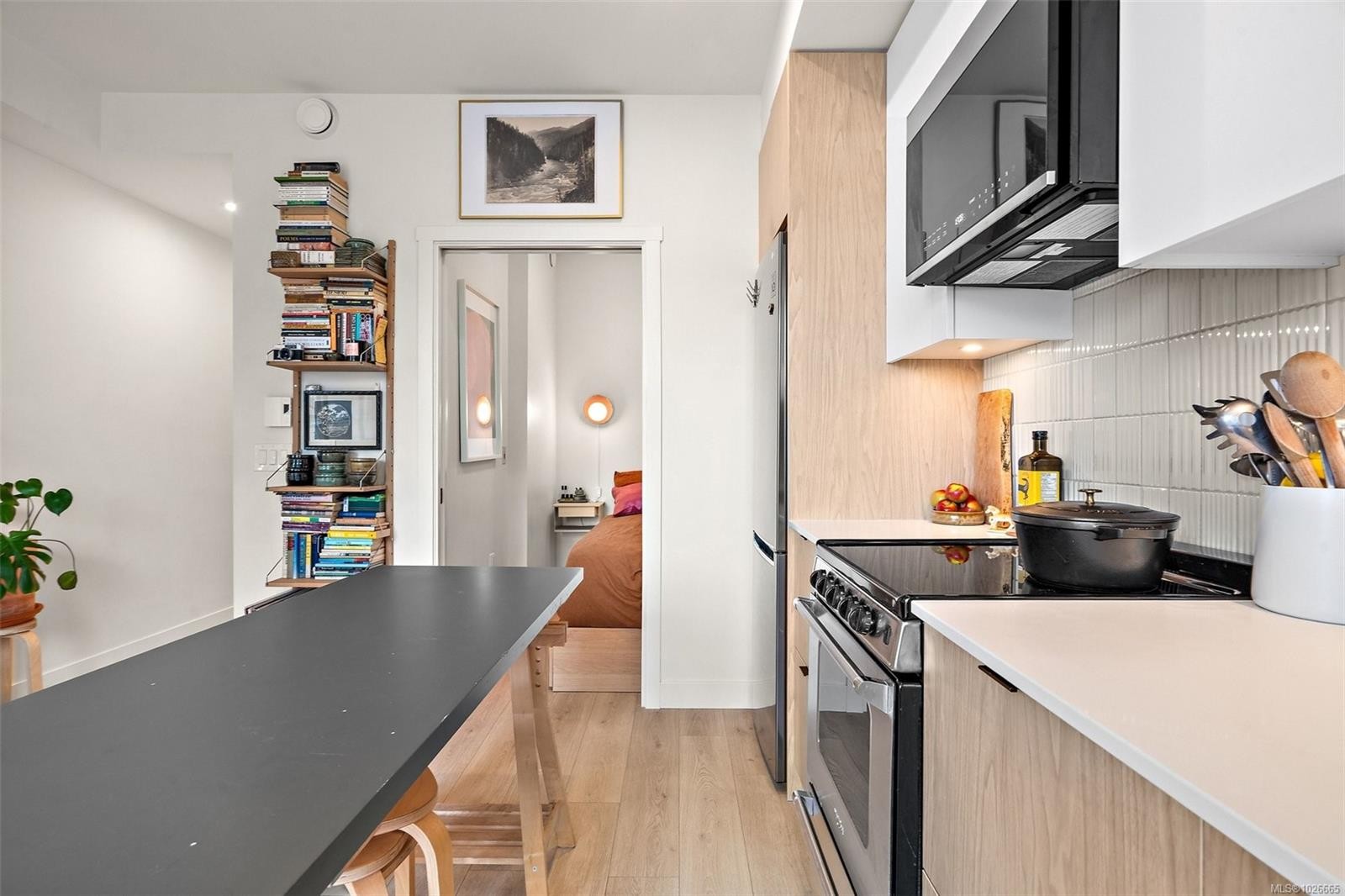 306-1301 Hillside Ave, Victoria, BC - Indoor