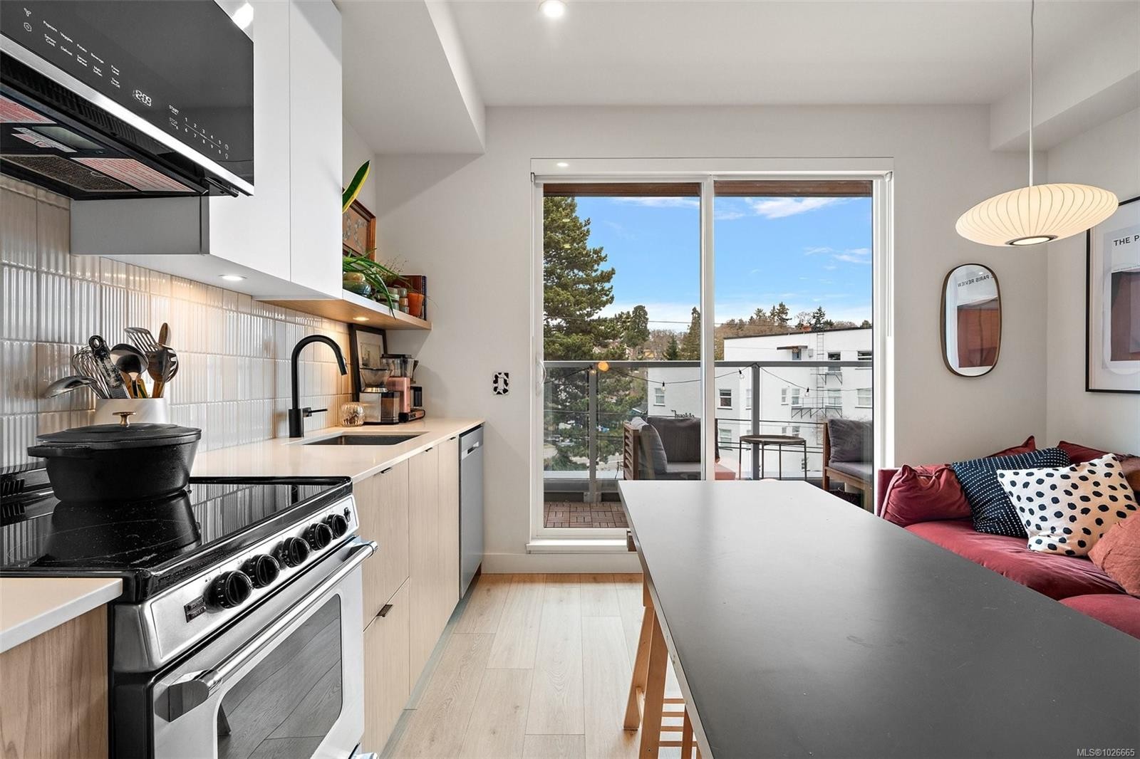 306-1301 Hillside Ave, Victoria, BC - Indoor Photo Showing Kitchen