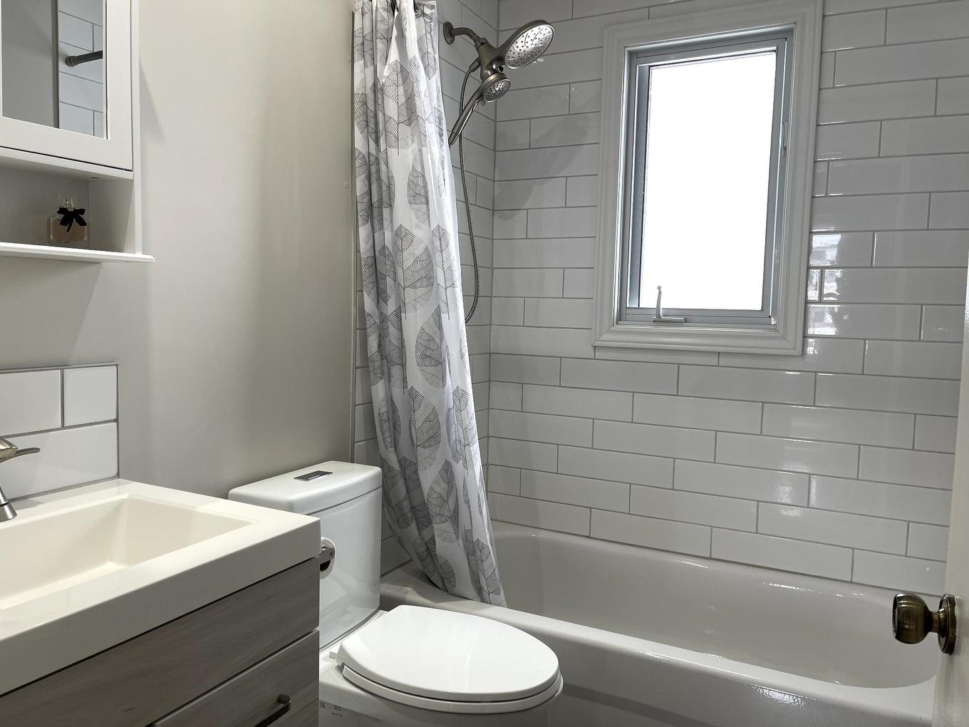 Salle de bains - 182 Av. Duke-Of-Kent, Pointe-Claire, QC - Indoor Photo Showing Bathroom