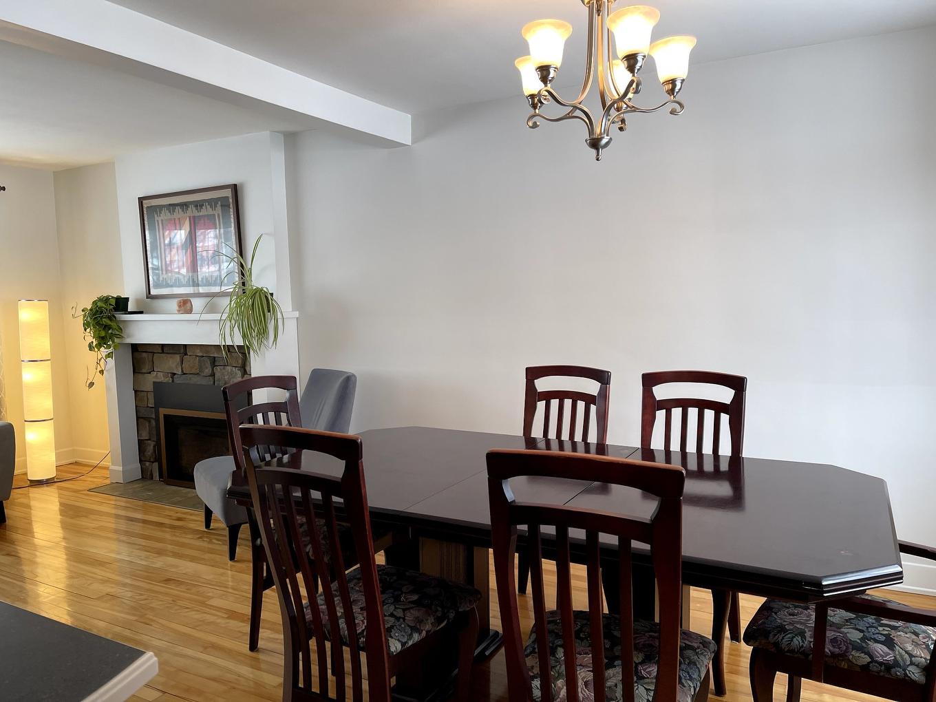 Salle à manger - 182 Av. Duke-Of-Kent, Pointe-Claire, QC - Indoor Photo Showing Dining Room With Fireplace