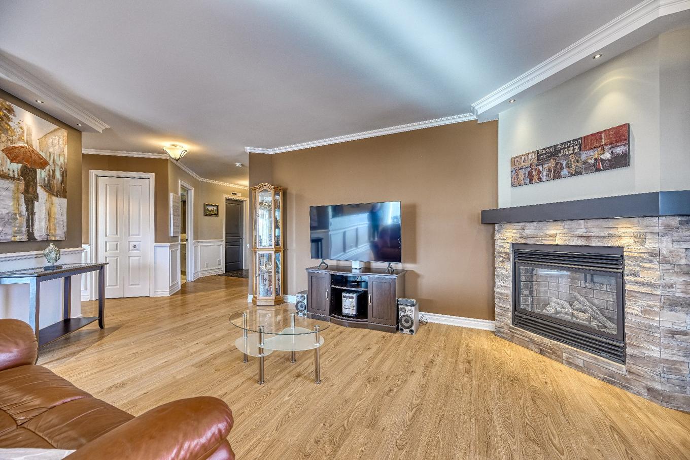 Salon - 401-58 Rue Louis-Jolliet, Saint-Jérôme, QC - Indoor Photo Showing Living Room With Fireplace