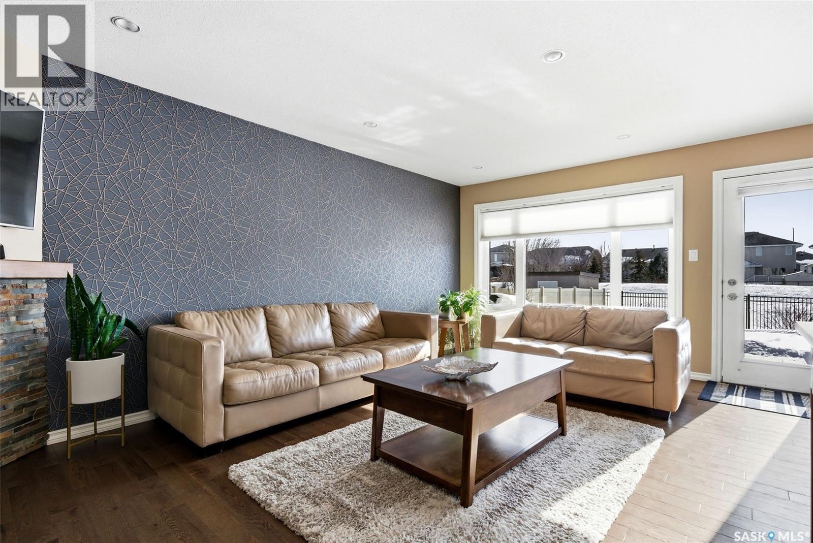 5221 Watson Way, Regina, SK - Indoor Photo Showing Living Room
