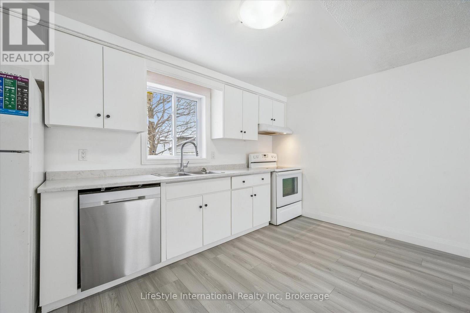 5 Troy Crescent, Guelph (Grange Road), ON - Indoor Photo Showing Kitchen With Double Sink