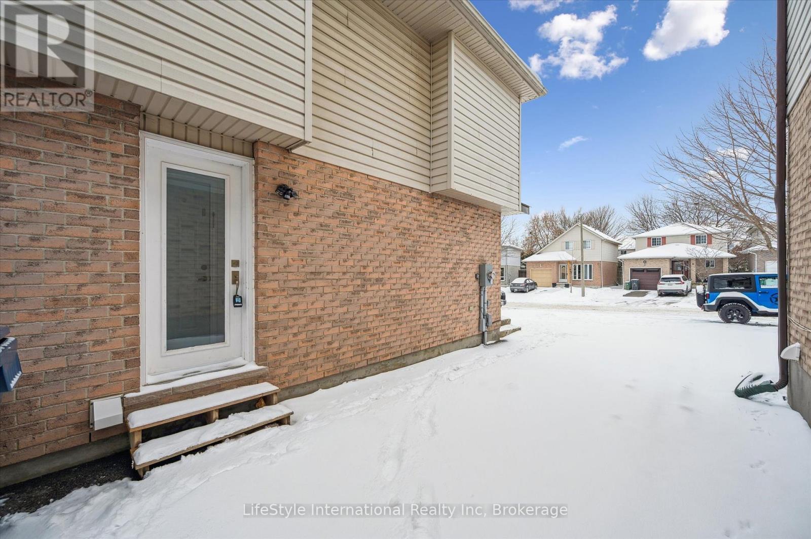 5 Troy Crescent, Guelph (Grange Road), ON - Outdoor