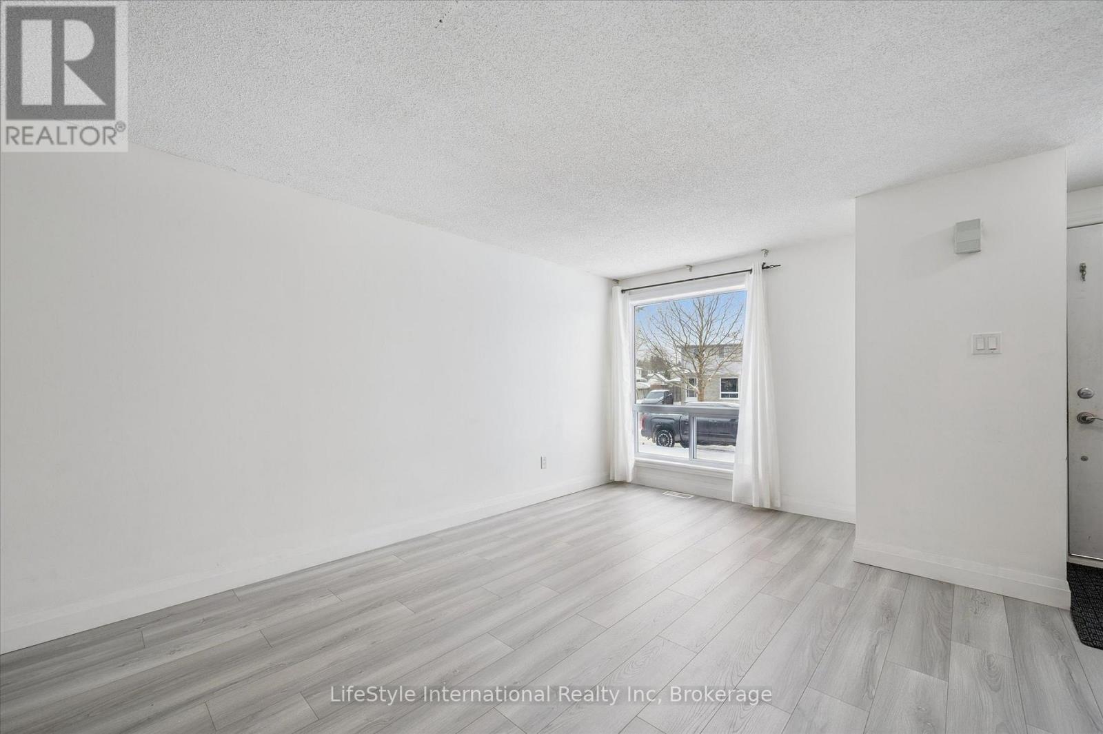 5 Troy Crescent, Guelph (Grange Road), ON - Indoor