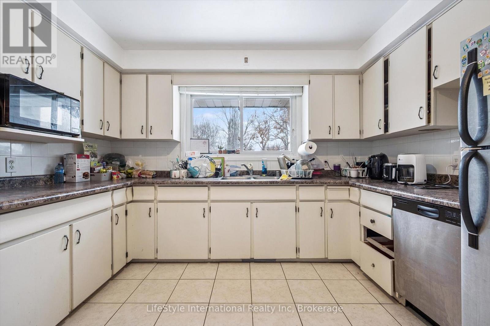 15 Fairview Boulevard, Guelph (Dovercliffe Park/Old University), ON - Indoor Photo Showing Kitchen With Double Sink
