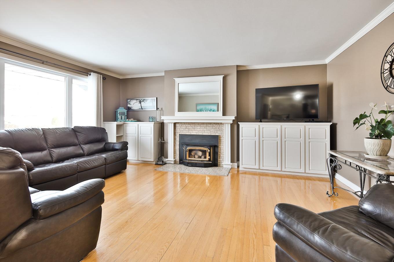 Salon - 301 Ch. De Marieville, Richelieu, QC - Indoor Photo Showing Living Room With Fireplace