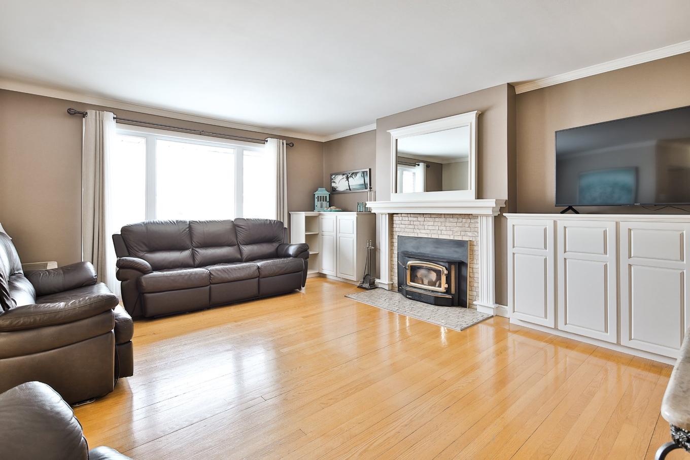 Salon - 301 Ch. De Marieville, Richelieu, QC - Indoor Photo Showing Living Room With Fireplace