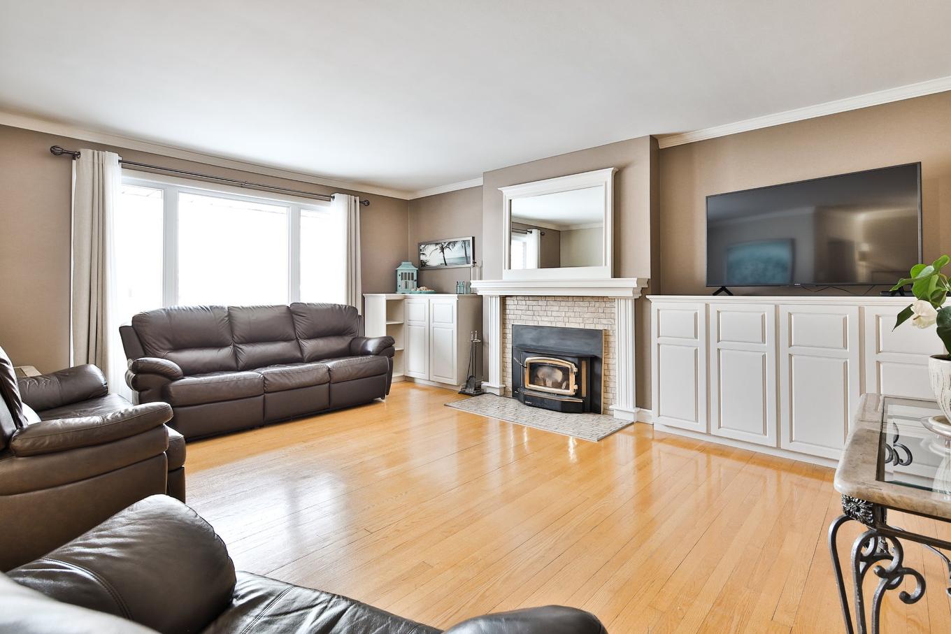 Salon - 301 Ch. De Marieville, Richelieu, QC - Indoor Photo Showing Living Room With Fireplace