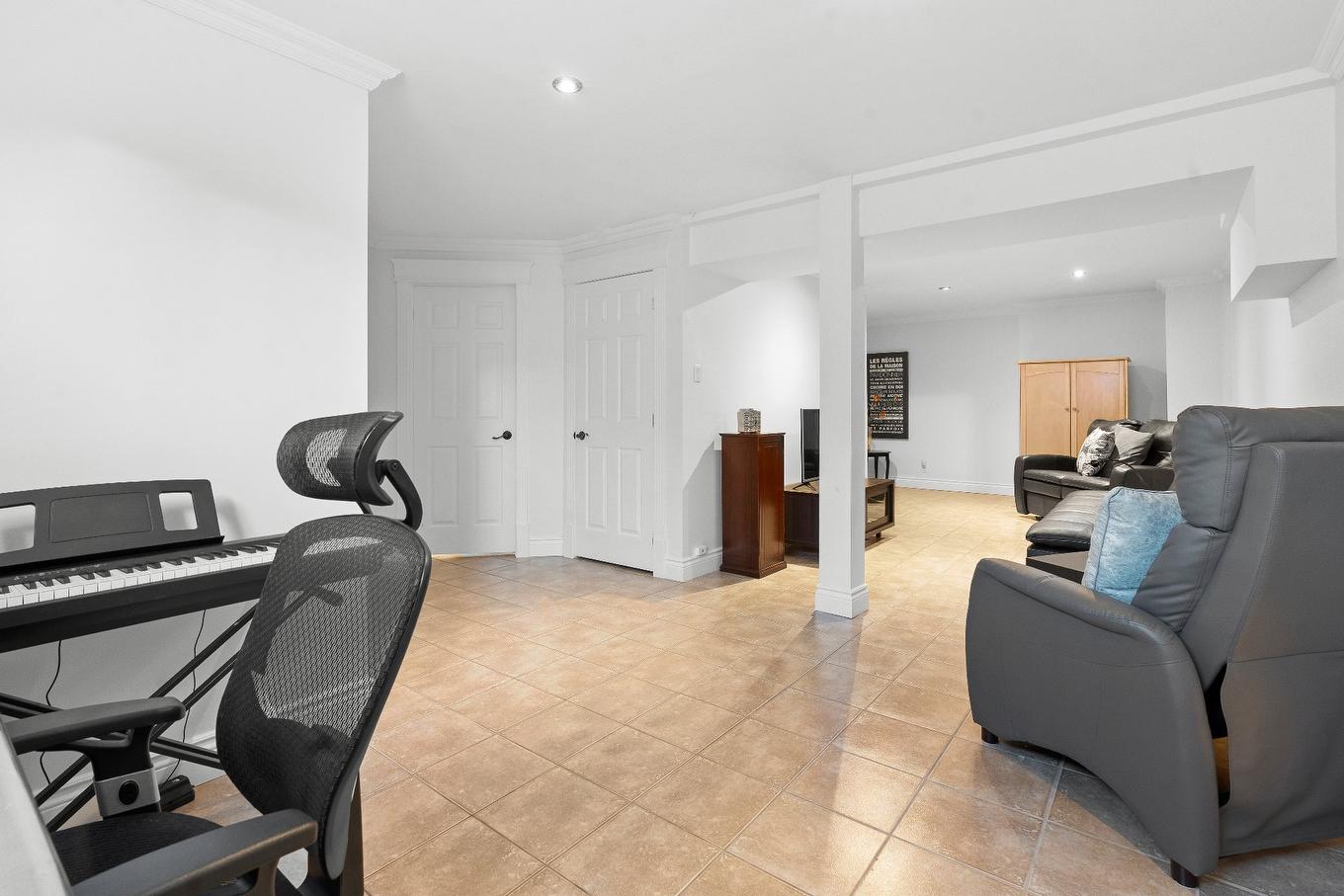 Salon - 9230 Av. Du Patrimoine-Mondial, Québec (Les Rivières), QC - Indoor