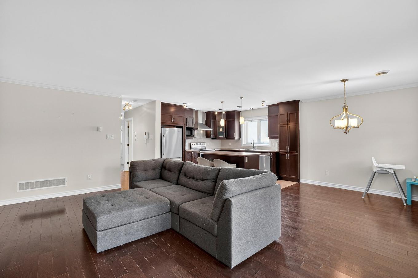 Living room - 101-2365 Rue Versailles, Mascouche, QC - Indoor Photo Showing Living Room