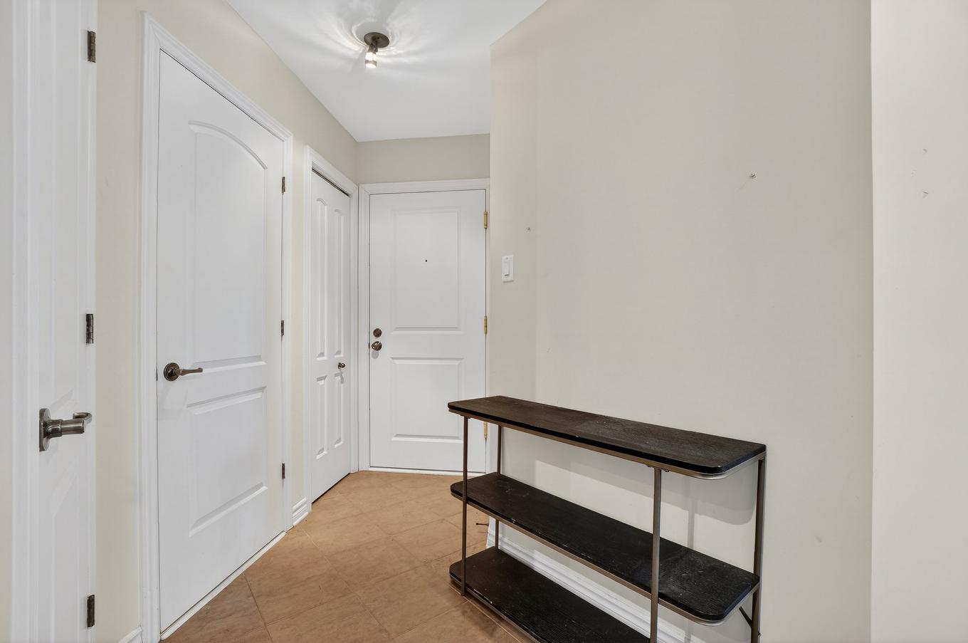 Hall - 101-2365 Rue Versailles, Mascouche, QC - Indoor Photo Showing Other Room