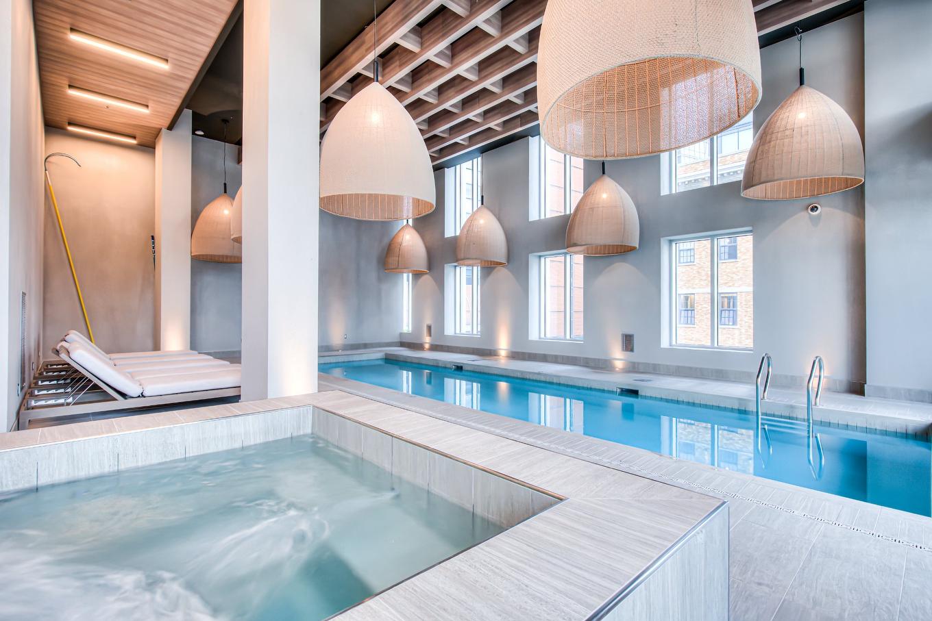 Piscine - 2310-1288 Rue St-Antoine O., Montréal (Ville-Marie), QC - Indoor Photo Showing Other Room With In Ground Pool