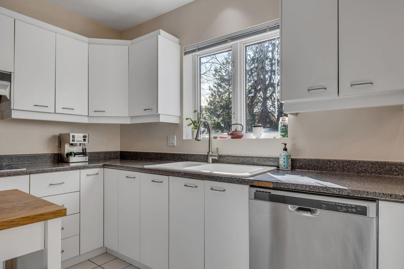 Cuisine - 1115 Av. De Montigny, Québec (Sainte-Foy/Sillery/Cap-Rouge), QC - Indoor Photo Showing Kitchen With Double Sink