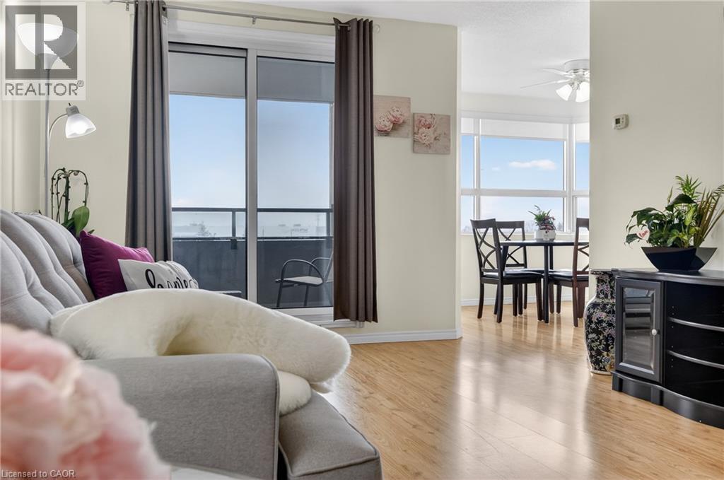 Living - 200 Jamieson Parkway Unit# 606, Cambridge, ON - Indoor Photo Showing Living Room