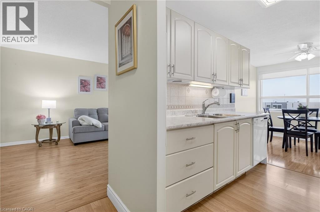 Main Level - 200 Jamieson Parkway Unit# 606, Cambridge, ON - Indoor Photo Showing Kitchen