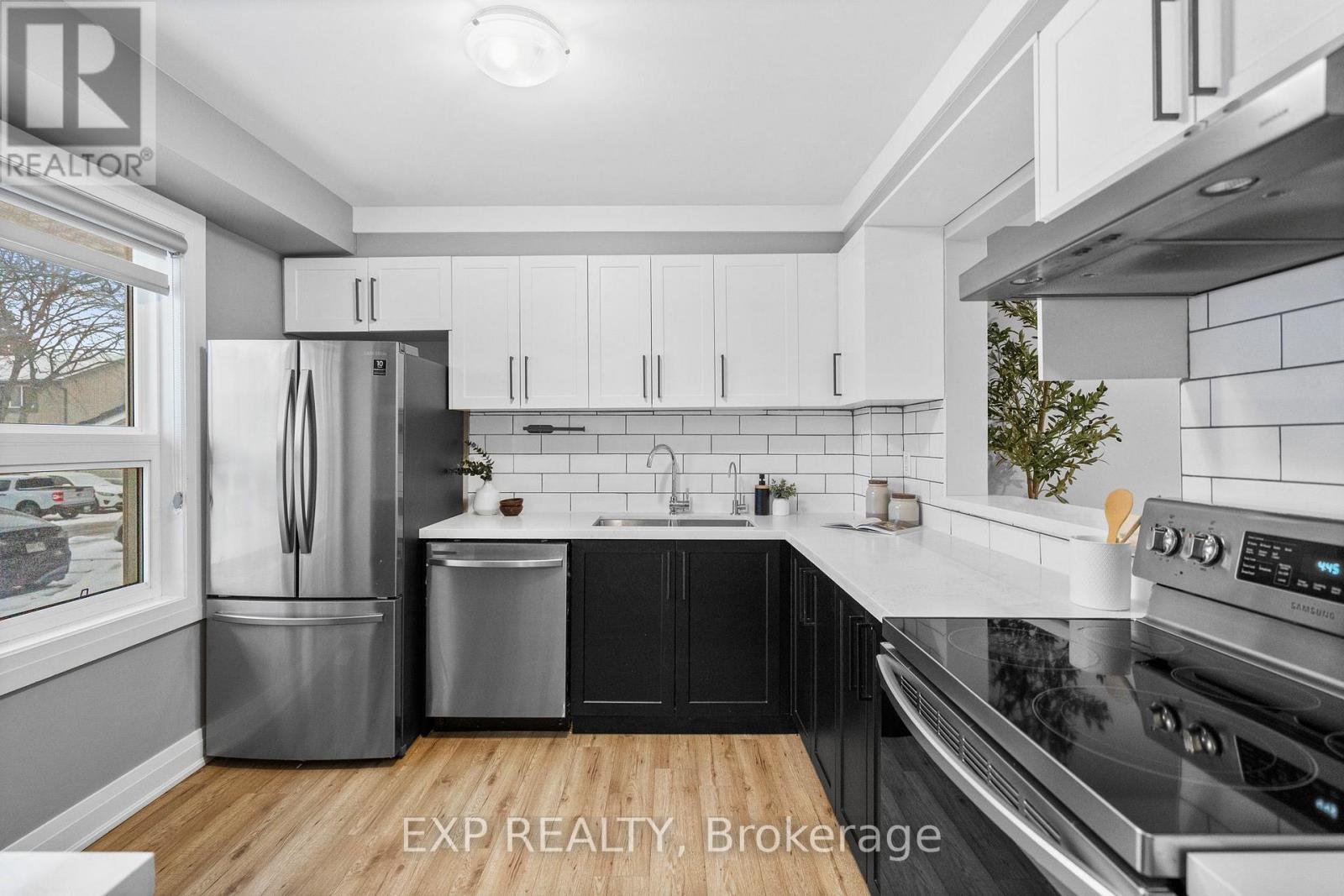 641 Woodward Avenue, Milton, ON - Indoor Photo Showing Kitchen With Upgraded Kitchen