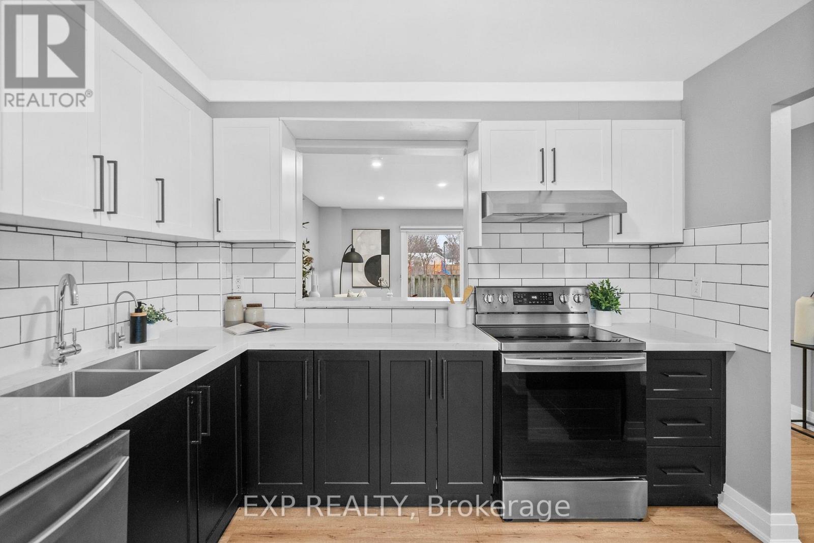 641 Woodward Avenue, Milton, ON - Indoor Photo Showing Kitchen With Double Sink With Upgraded Kitchen