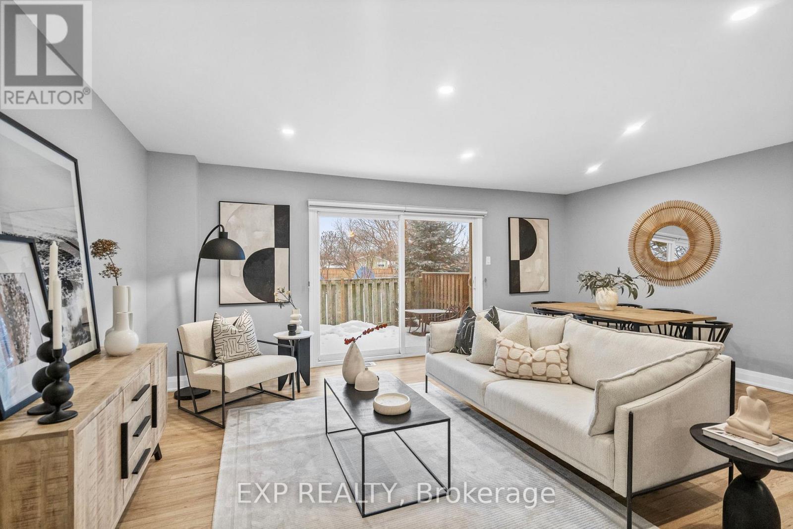 641 Woodward Avenue, Milton, ON - Indoor Photo Showing Living Room