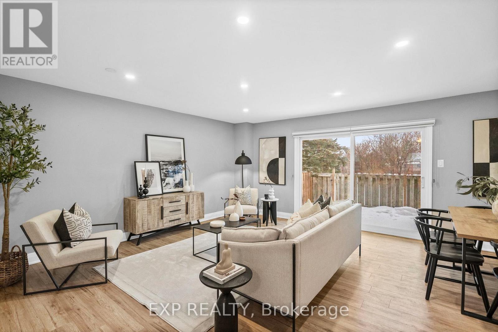 641 Woodward Avenue, Milton, ON - Indoor Photo Showing Living Room