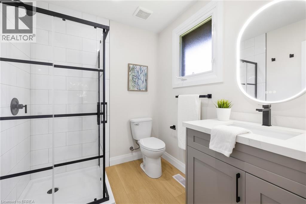 9 Ventnor Court, Brantford, ON - Indoor Photo Showing Bathroom