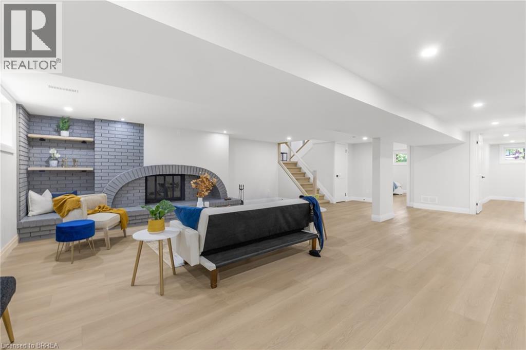 9 Ventnor Court, Brantford, ON - Indoor