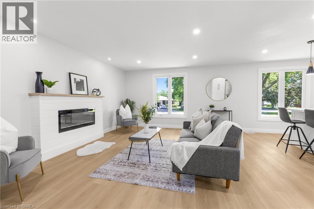 9 Ventnor Court, Brantford, ON - Indoor Photo Showing Living Room With Fireplace