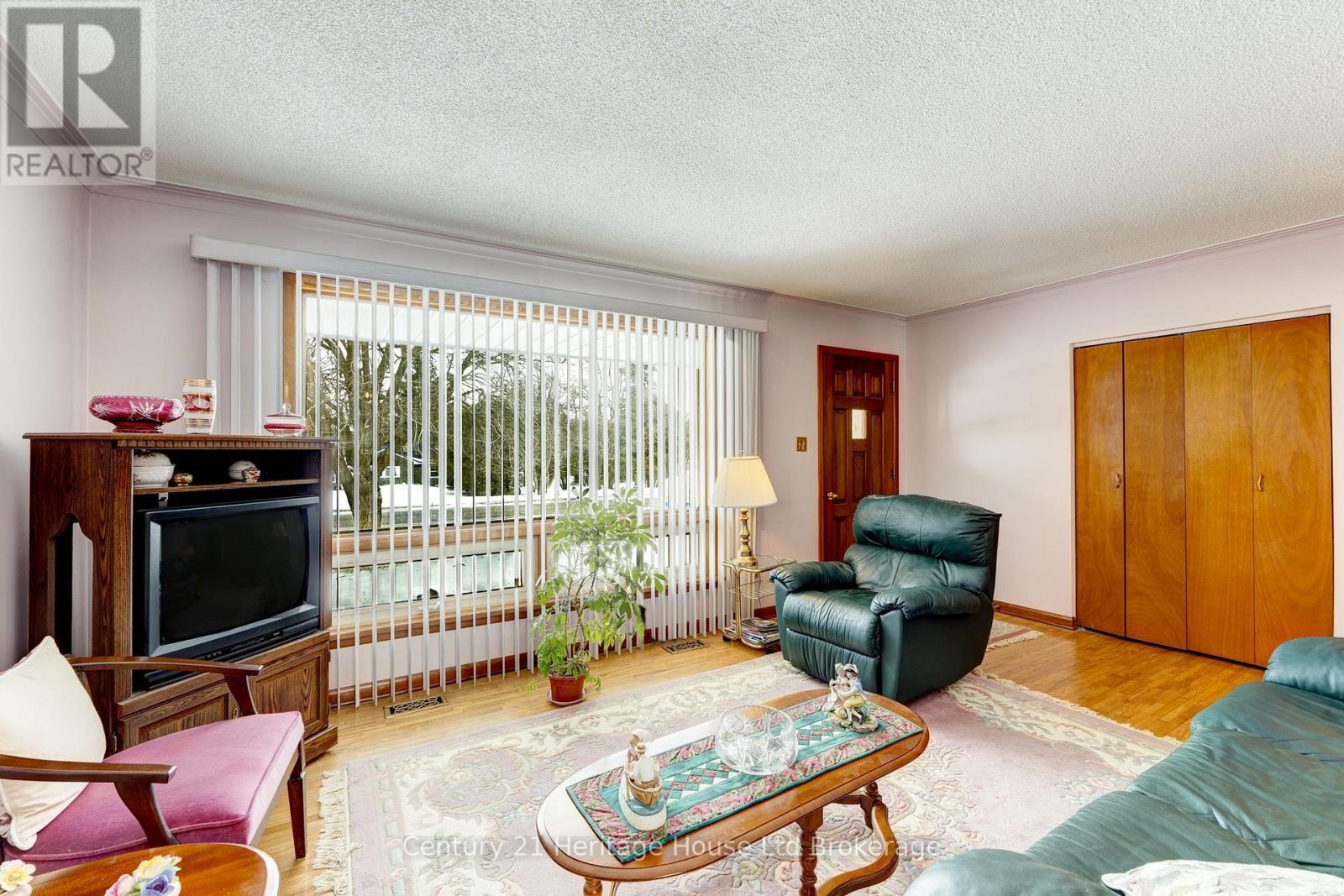 584452 Beachville Road, South-West Oxford (Beachville), ON - Indoor Photo Showing Living Room