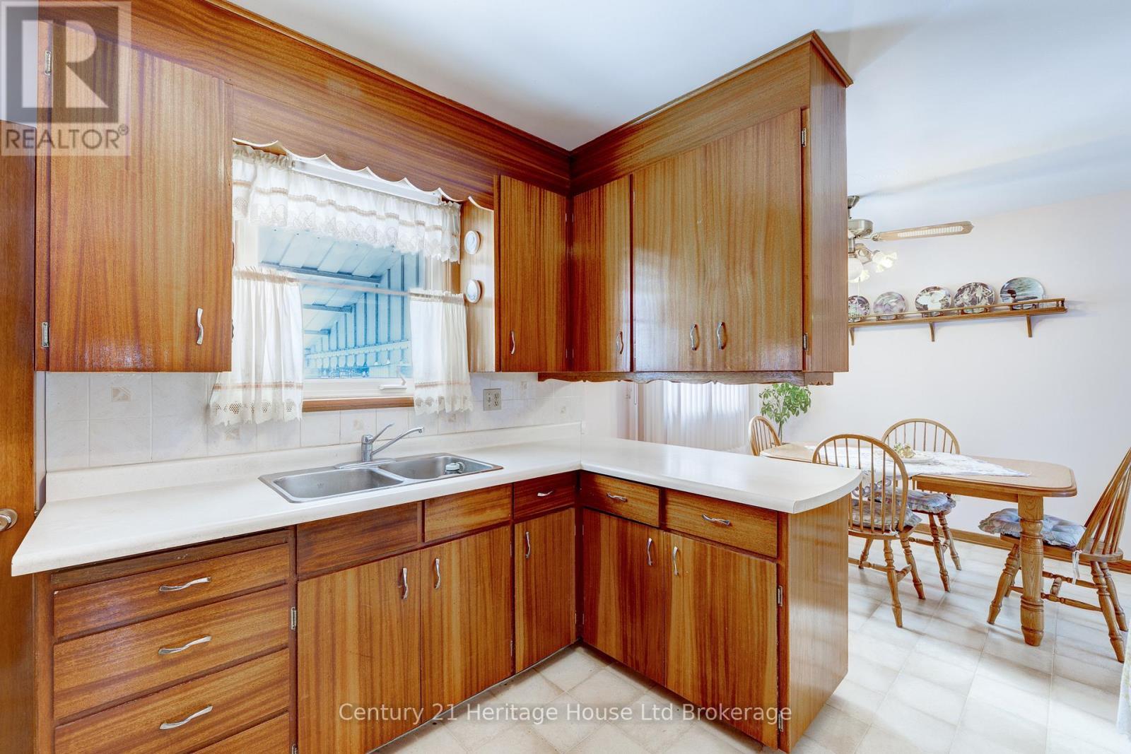 584452 Beachville Road, South-West Oxford (Beachville), ON - Indoor Photo Showing Kitchen With Double Sink