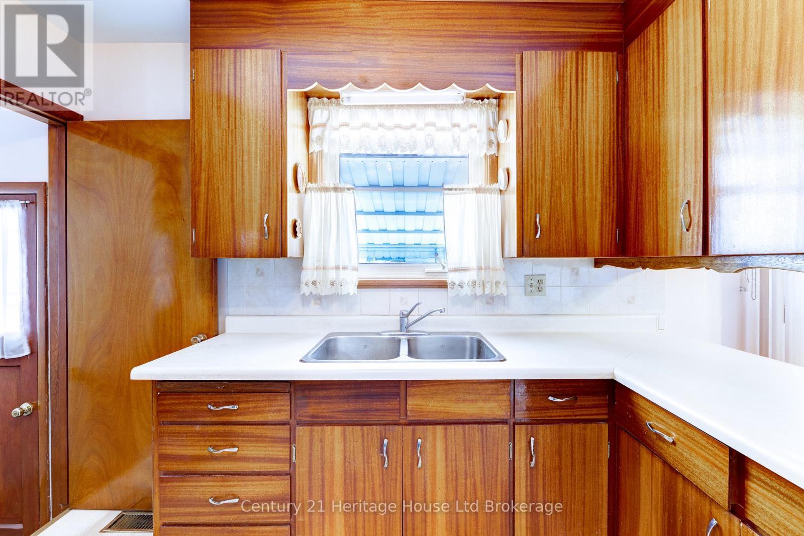 584452 Beachville Road, South-West Oxford (Beachville), ON - Indoor Photo Showing Kitchen With Double Sink