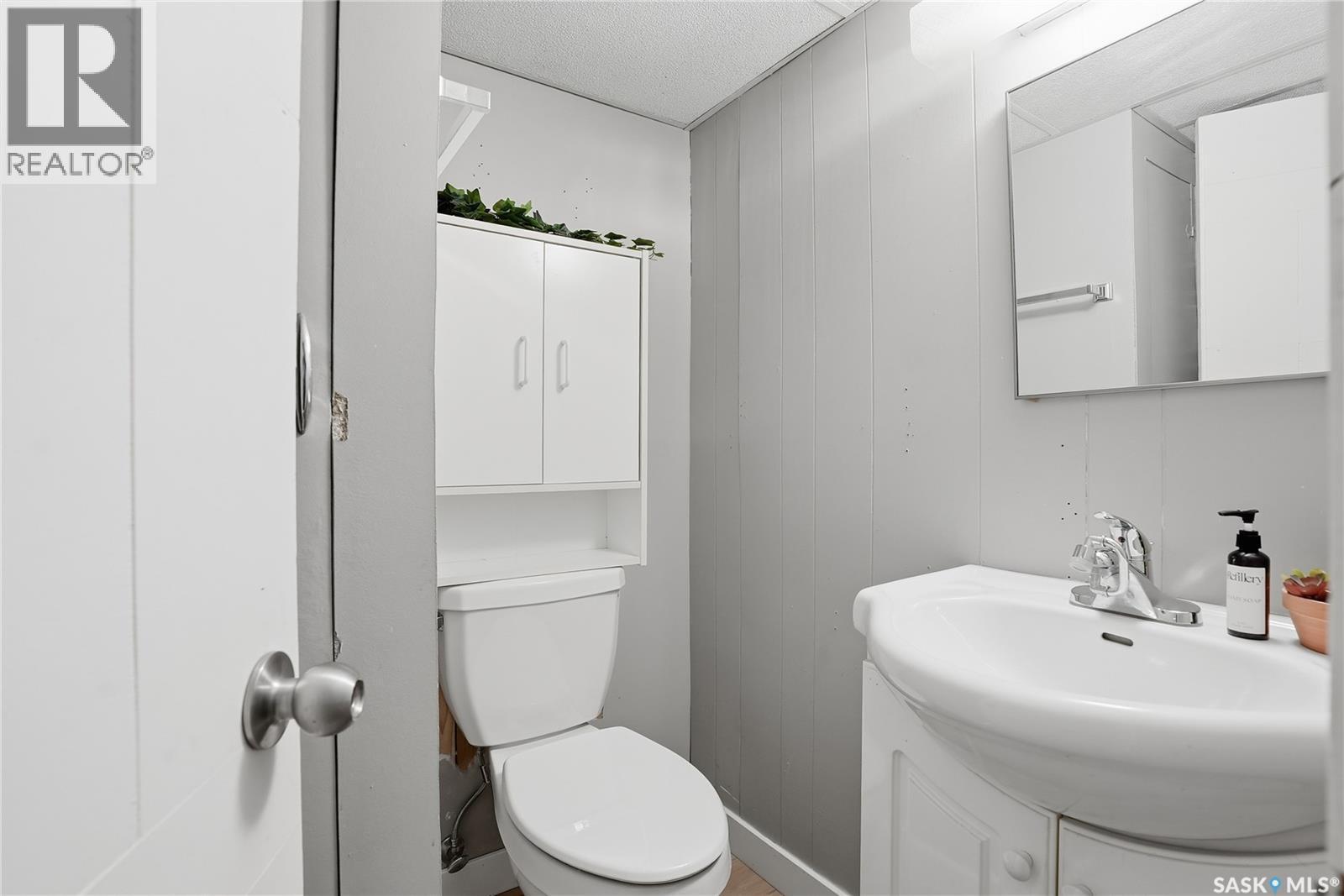 806 7Th Street E, Saskatoon, SK - Indoor Photo Showing Bathroom
