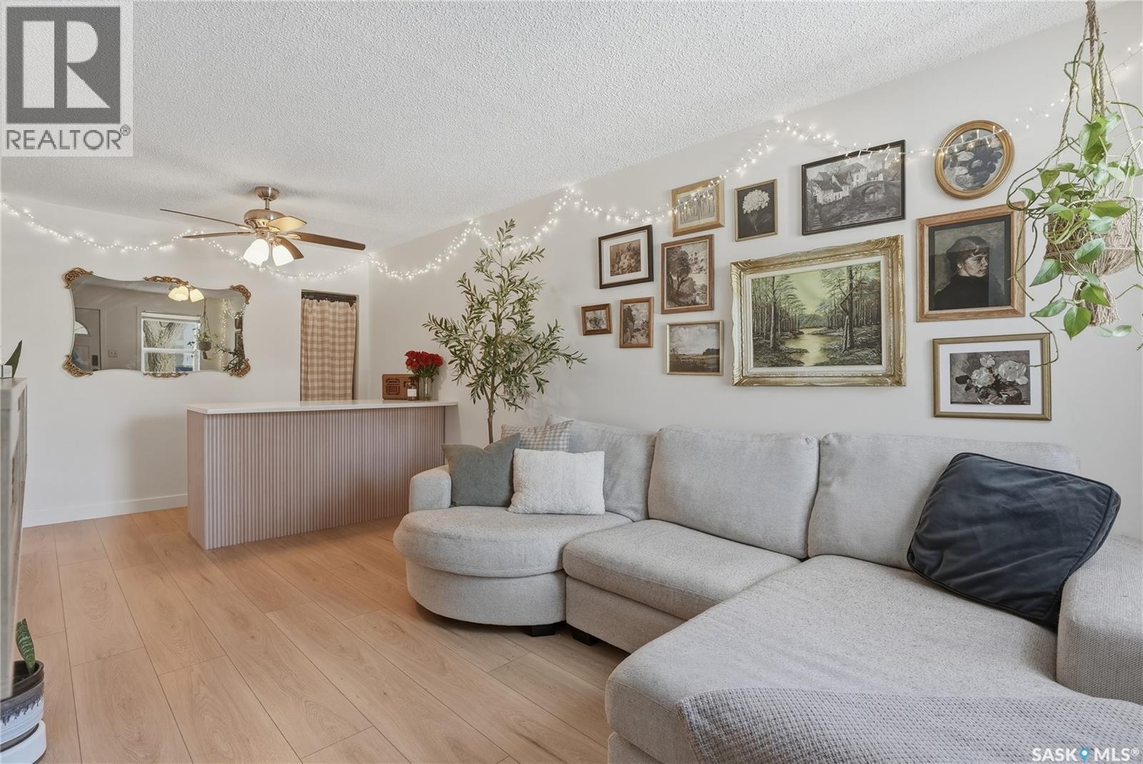 806 7Th Street E, Saskatoon, SK - Indoor Photo Showing Living Room